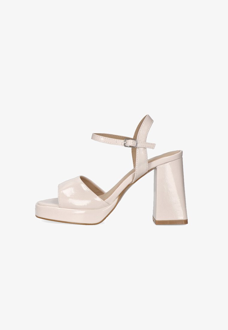 Sandalia de tacón alto de charol beige con plataforma, tacón ancho tipo bloque, tira en el tobillo con hebilla y diseño de punta abierta.