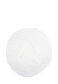 Berretto lavorato a maglia bianco con una forma arrotondata e una superficie strutturata. Presenta un design con cucitura centrale e otto segmenti che si irradiano verso l'esterno.
