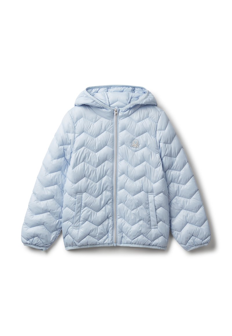Svetlou modrá prošívaná péřová bunda s kapucí, předním zipem, dvěma bočními kapsami a malým vyšitým logem na hrudi.