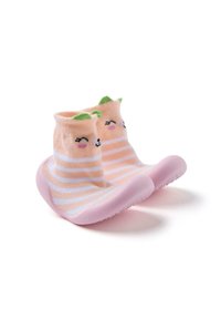 Chaussettes de bébé rayées roses et blanches avec des oreilles vertes et des visages d'animaux souriants, dotées de semelles en caoutchouc rose doux pour une meilleure adhérence.