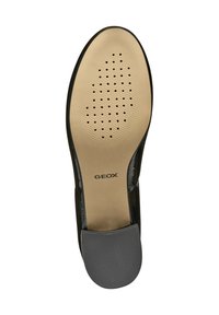 Chaussure en cuir verni noir avec une semelle intérieure perforée beige. Présente un talon en caoutchouc avec une surface texturée. Nom de la marque "GEOX" visible.