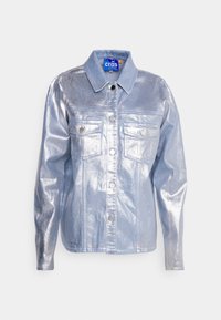 Giacca in denim metallico blu chiaro con colletto, due tasche sul petto, accessori in argento e maniche lunghe con polsini.