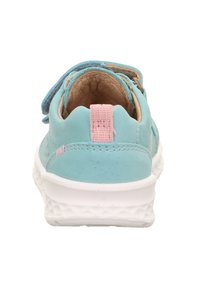 Blaue Wildledersneaker mit einer weißen strukturierten Sohle; verfügt über eine pinke Zuglasche an der Ferse und einen gepolsterten Kragen für zusätzlichen Komfort.