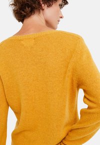 Monoprix MANCHES LONGUES COL BATEAU - Pullover - jaune d oeuf
