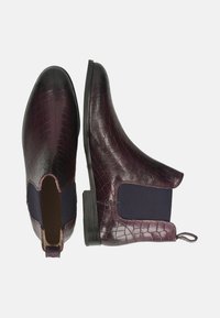 Fioletowe botki Chelsea z tłoczonej skóry krokodyla, z elastycznymi bocznymi panelami, zaokrąglonym noskiem i pętelką z tyłu. Płaska gumowa podeszwa.