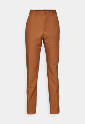 Pruunid puuvillased püksid sirge lõikega, nupuga kinnituse ja küljetaskutega. Sile tekstuur ja ühtlane värv üle kogu.