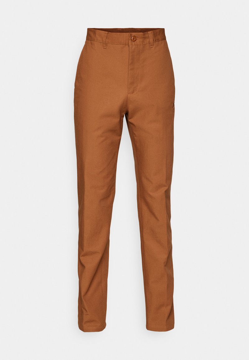 Pantalons en coton marron avec une coupe droite, dotés d'une fermeture à bouton et de poches latérales. Texture lisse avec une couleur uniforme.