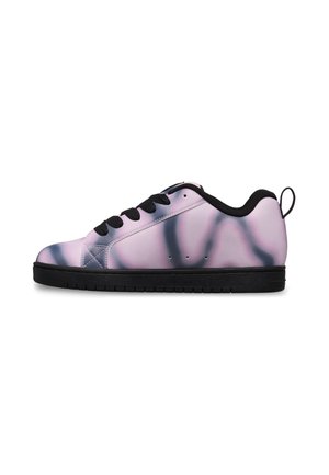 Lage sneaker met zwarte zool en veters, met een roze en zwart abstract patroon en een treklus op de hiel.
