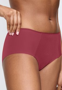 Bordowe majtki z wysokim stanem o gładkiej fakturze i teksturowanym wzorze fal na jednej stronie. Bezdotykowe krawędzie zapewniające dopasowanie.