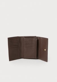 Portafoglio in pelle marrone con finitura testurizzata, dotato di diversi scomparti per carte e chiusura a scatto. Design rettangolare compatto.