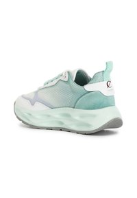 Sneaker leggera con tomaia in rete teal, dettagli bianchi e intersuola mint testurizzata. Presenta un pull tab e un logo sulla parte posteriore.