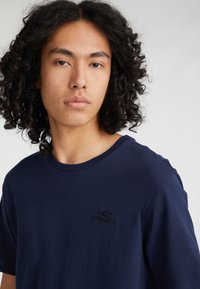 Camiseta de algodón azul marino con mangas cortas, un escote redondo y un sutil logotipo de O'Neill bordado en el pecho.