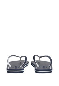 Marineblå flip-flops med hvide stropper, der har en tekstureret sål og en lagdelt sål med kontrasterende hvide accenter.