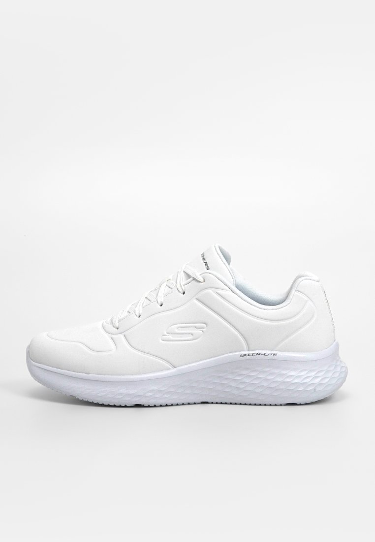 Zapatilla deportiva blanca de Skechers con diseño de cordones, suela acolchada y un logo sutil en el costado y el talón.