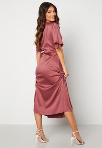 Bubbleroom BUTTERFLY SLEEVE WRAP SATIN MIDI DRESS - Cocktailjurk - mauve