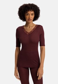 Burgundowy, prążkowany top z dekoltem w kształcie litery V, ozdobiony koronką w kwiatowy wzór. Krótkie rękawy i dopasowany krój. Gładka tekstura, połączony z pasującymi dołami.