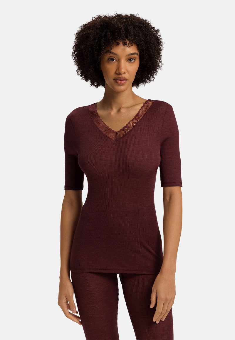 Burgundowy, prążkowany top z dekoltem w kształcie litery V, ozdobiony koronką w kwiatowy wzór. Krótkie rękawy i dopasowany krój. Gładka tekstura, połączony z pasującymi dołami.