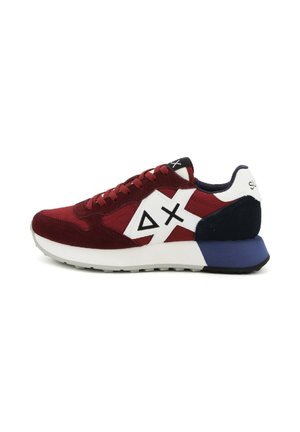 Niedrig geschnittene Sneaker aus burgunderrotem Wildleder und Stoff, mit weißem geometrischen Logo an der Seite, navyblauem Fersenbereich und weißer Zwischensohle mit blauen Akzenten.