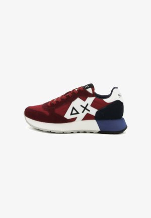 Niedrig geschnittene Sneaker aus burgunderrotem Wildleder und Stoff, mit weißem geometrischen Logo an der Seite, navyblauem Fersenbereich und weißer Zwischensohle mit blauen Akzenten.