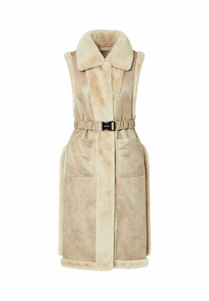 Veste longue beige sans manches en fausse fourrure avec col, deux poches avant et une ceinture élastique avec une boucle noire à la taille.