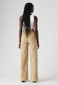 Levi's® RIBCAGE WIDE LEG - Wide Leg - safari