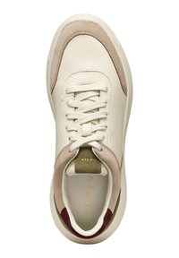 Baskets en cuir blanc avec des accents en suédine beige, bout rond, lacets plats et logo doré sur la languette. Dessus texturé avec une semelle rembourrée.