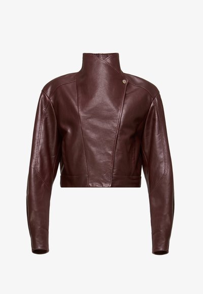Bordeaux lederen cropjack met een hoge kraag, een rits aan de zijkant en gedetailleerde naden. Gladde textuur, modern ontwerp en een getailleerde pasvorm.
