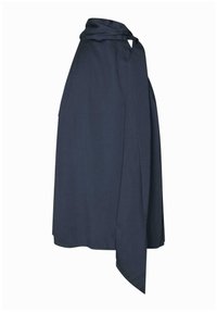 Top avvolgente blu realizzato in tessuto morbido. Presenta una scollatura annodata e drappeggi laterali. Texture liscia con cuciture minime e senza hardware visibile.