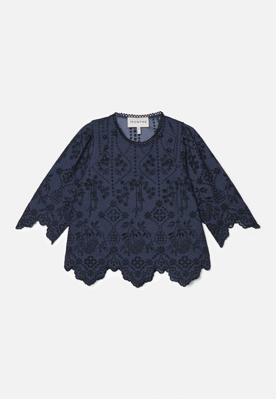 Blusa in cotone blu navy con maniche lunghe, intricati ricami floreali, orlo a forma di scallop e dettagli di bottoni lungo il colletto.
