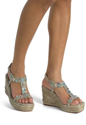 Sandali con zeppa, suola in juta intrecciata, cinturini metallici e accenti di gemme multicolori con un motivo floreale. Design con punta aperta.