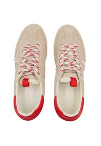 Sneakers in suede beige con accenti rossi, lacci testurizzati e punta rotonda. Presentano un design intrecciato e un colletto imbottito per il comfort.