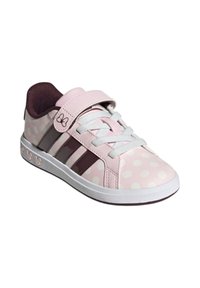 Baskets roses à pois avec une finition brillante, dotées de lacets blancs, de trois rayures foncées et d'une bande auto-agrippante. Semelle en caoutchouc et détails décoratifs.