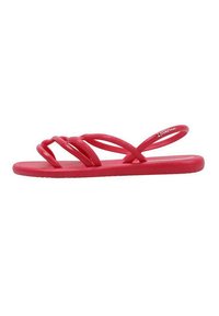 Chancla de goma roja con tres correas superpuestas y suela plana. Las correas son flexibles y tienen una textura suave, diseñadas para la comodidad.