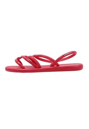 Chancla de goma roja con tres correas superpuestas y suela plana. Las correas son flexibles y tienen una textura suave, diseñadas para la comodidad.