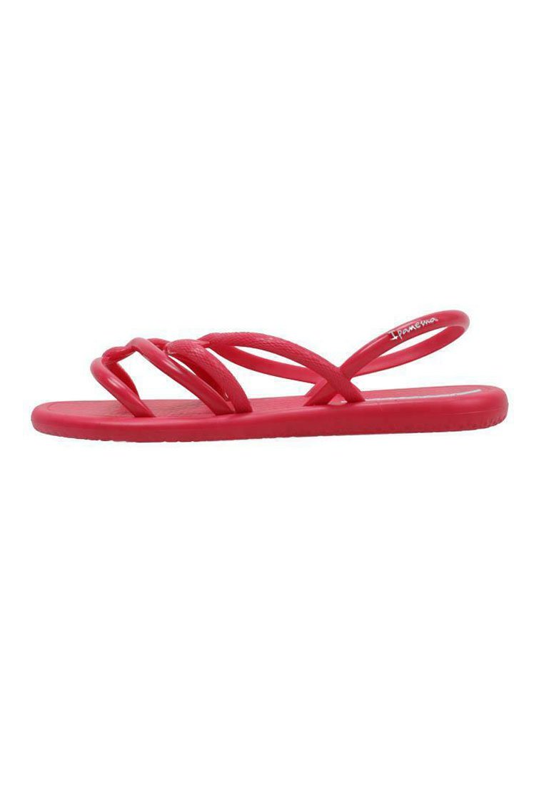 Chancla de goma roja con tres correas superpuestas y suela plana. Las correas son flexibles y tienen una textura suave, diseñadas para la comodidad.