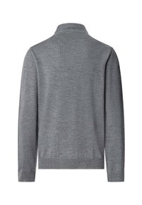 Grijze gebreide pullover met een kraag en lange mouwen. Zachte textuur, eenvoudig design en een relaxte pasvorm. Geen zichtbare patronen of accenten.