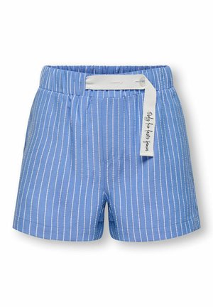 Niebieskie spodenki z białymi pionowymi paskami, elastycznym pasem i białym materiałowym paskiem z czarnym napisem „Only live lasts forever.”