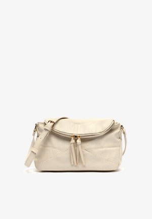 Crème leren handtas met een gebogen ritssluiting, decoratieve franjes, een schouderband en geometrische stikselaccenten. Glad textuur.