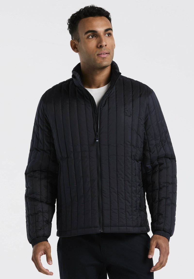 Zwarte gewatteerde jacket met een hoge kraag, voorzien van verticale gestikte lijnen, ritssluiting en geribde manchetten, gemaakt van lichtgewicht synthetisch materiaal.