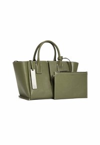 Borsa in pelle verde oliva con due manici, dettagli argentati e cuciture a contrasto. Include una pochette con zip abbinata. Forma rettangolare.