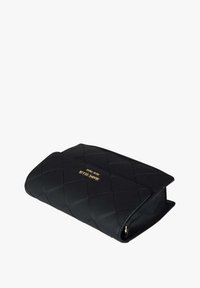 Pochette nera in pelle trapuntata con logo dorato, caratterizzata da un design rettangolare elegante e una chiusura a cerniera su un lato.