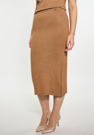 Makuuri ruskea ribbed midi-hame, jossa on tiukka muotoilu, sileä pinta ja joustava vyötärö. Yhdistetty vaaleanpunaisiin teräväkärkisiin korkokenkiin.