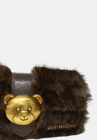 Borsa in finta pelliccia marrone con manico in pelle lucida marrone, dotata di una chiusura a testa d'orso dorata e la scritta "RUE MADAM PARIS" impresso sul davanti.