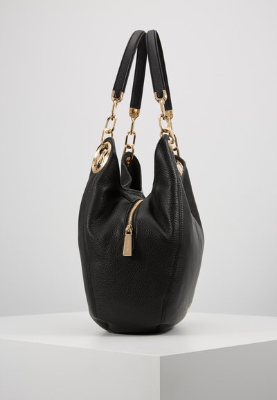 Sac hobo en cuir noir avec une finition texturée, doté d'une fermeture éclair, d'accents en métal doré et de doubles poignées attachées par des maillons épais.