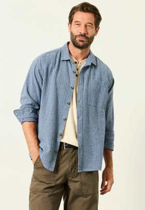 FatFace, TALL FIT - LONG SLEEVE RELAXED FIT HERRINGBONE STRIPE BRUSHED SHIRT - Shirt - light blue