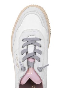 Sneaker en cuir blanc avec une finition texturée, des lacets gris, des accents roses et une semelle en caoutchouc crème. Présente le logo "CRICKIT" sur le côté.
