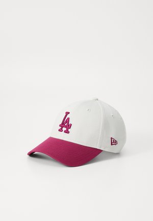 Cappello da baseball bianco con visiera bordeaux. Presenta il logo ricamato "LA" in bordeaux e una piccola etichetta New Era sul lato. Materiale in cotone.