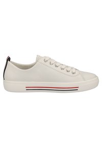 Sneaker in pelle bianca con punta arrotondata, suola piatta in gomma e lacci. Accentuato da strisce rosse e nere lungo la suola.