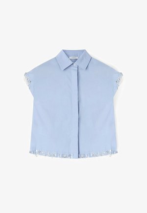Lichtblauwe blouse met korte mouwen, een puntige kraag, verborgen knopen aan de voorkant en kralenrand op de mouwen en zoom.