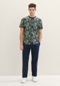 TOM TAILOR MIT ALLOVER - Camiseta estampada - navy multicolor leaf design